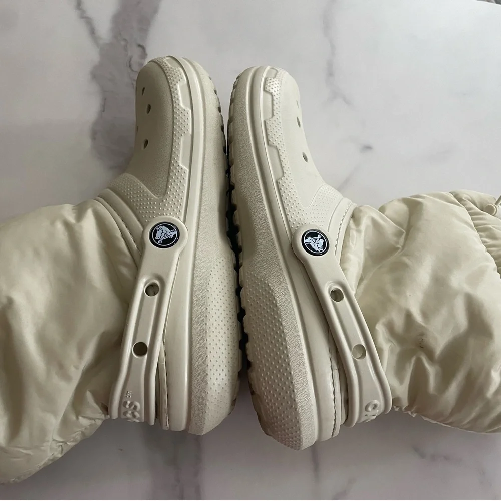 Crocs womens Classic Lined Neo Puff Boots Roomy Fit Bone Color Size junior 6